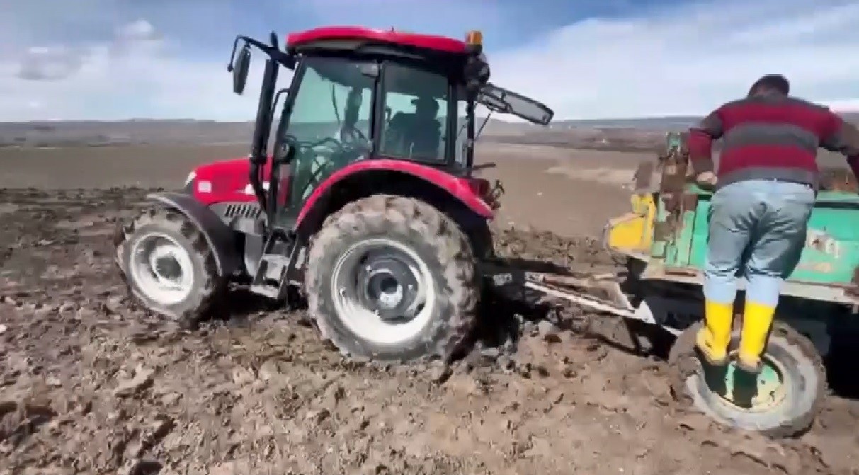 Kars’ta çamura saplanan traktörler güçlükle kurtarıldı

