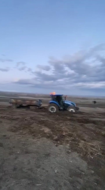 Kars’ta çamura saplanan traktörler güçlükle kurtarıldı
