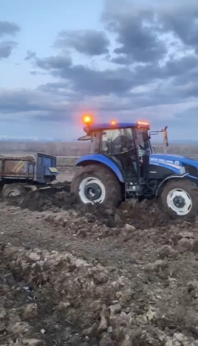 Kars’ta çamura saplanan traktörler güçlükle kurtarıldı
