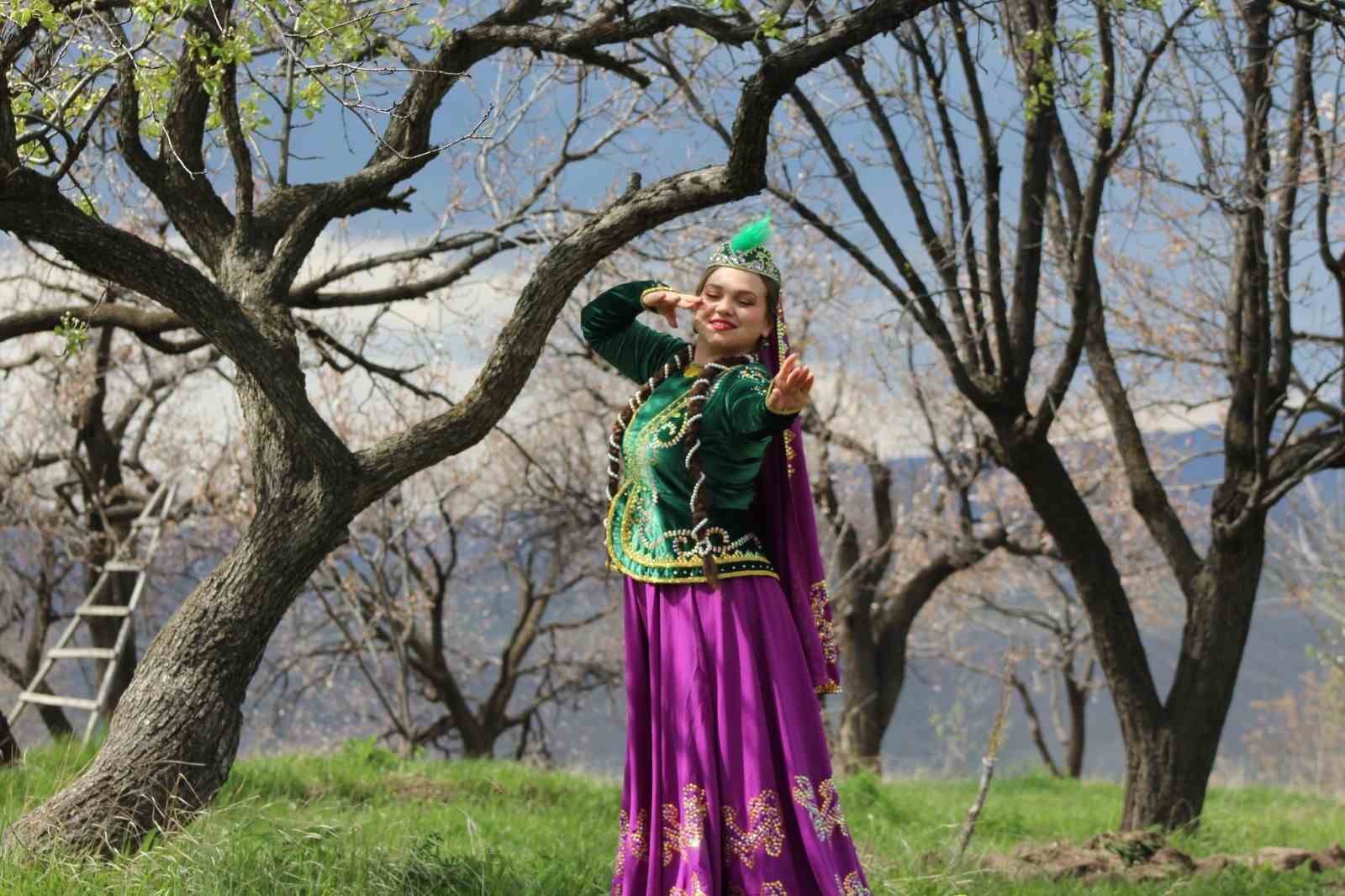 Kars’ta çiçek açan bağlarda Kafkas dansı görsel şölene dönüştü
