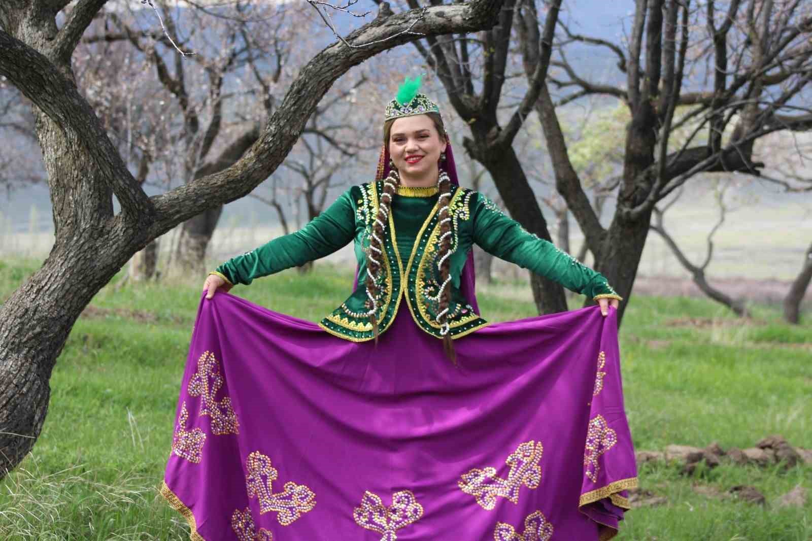 Kars’ta çiçek açan bağlarda Kafkas dansı görsel şölene dönüştü
