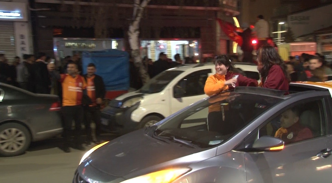 Kars’ta derbi zaferi coşkusu: Sarı-kırmızılılar sokaklara akın etti
