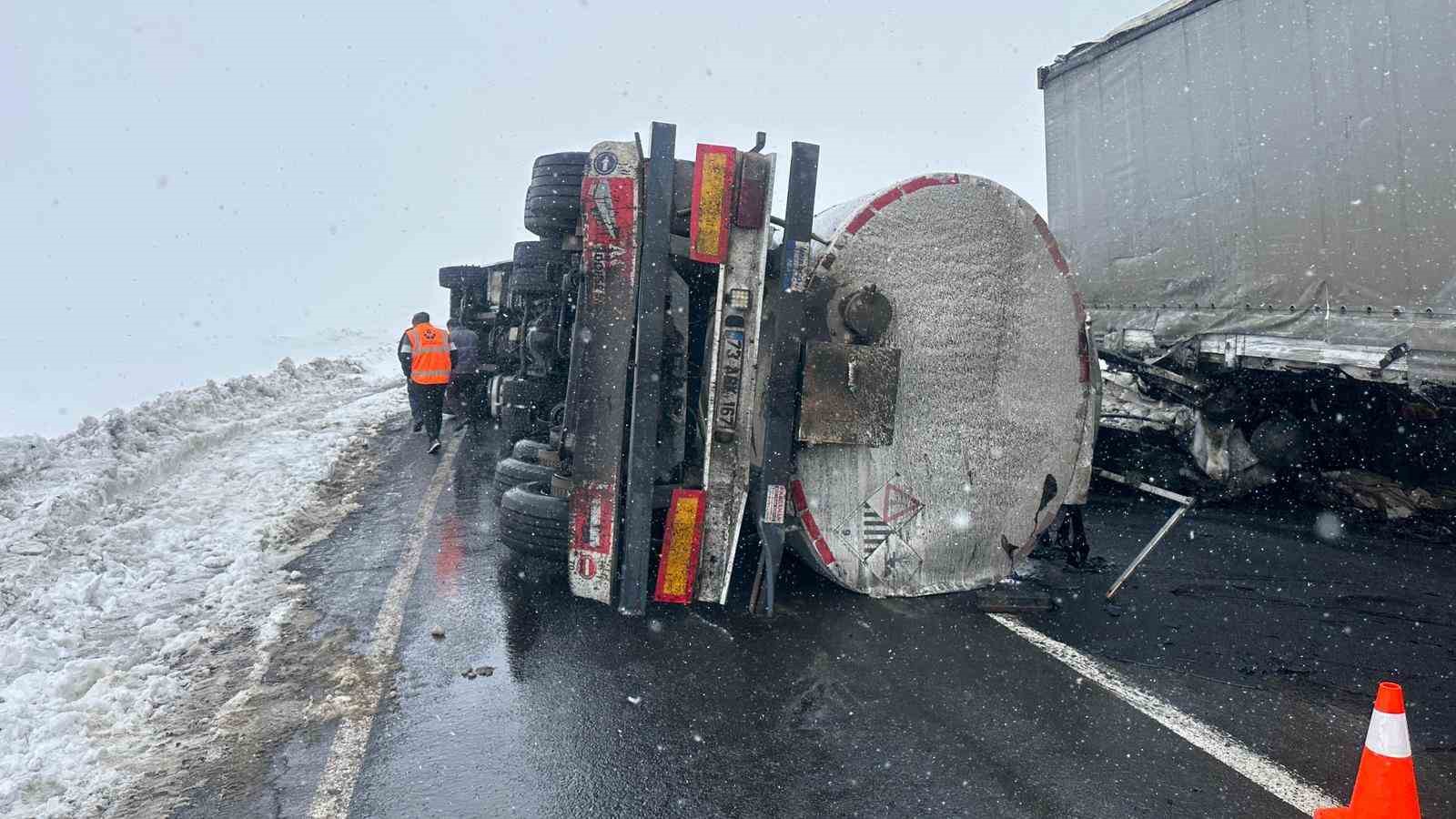 Kars’ta devrilen zift yüklü tankere tır çarptı: 2 yaralı
