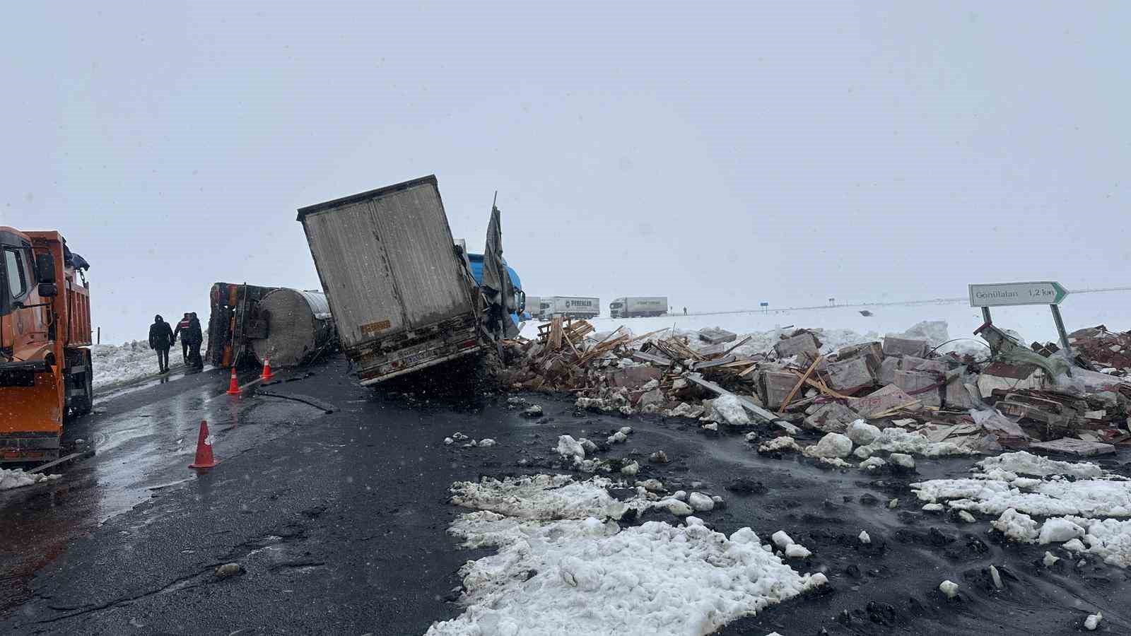Kars’ta devrilen zift yüklü tankere tır çarptı: 2 yaralı
