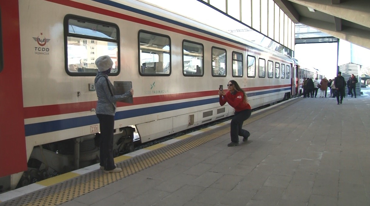 Kars’ta Doğu Ekspresi’ne yoğun ilgi: Vatandaşlar bayram tatili için masalsı yolculuğu tercih ediyor
