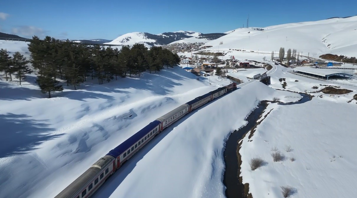 Kars’ta Doğu Ekspresi’ne yoğun ilgi: Vatandaşlar bayram tatili için masalsı yolculuğu tercih ediyor

