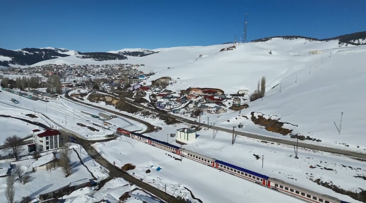 Kars’ta Doğu Ekspresi’ne yoğun ilgi: Vatandaşlar bayram tatili için masalsı yolculuğu tercih ediyor

