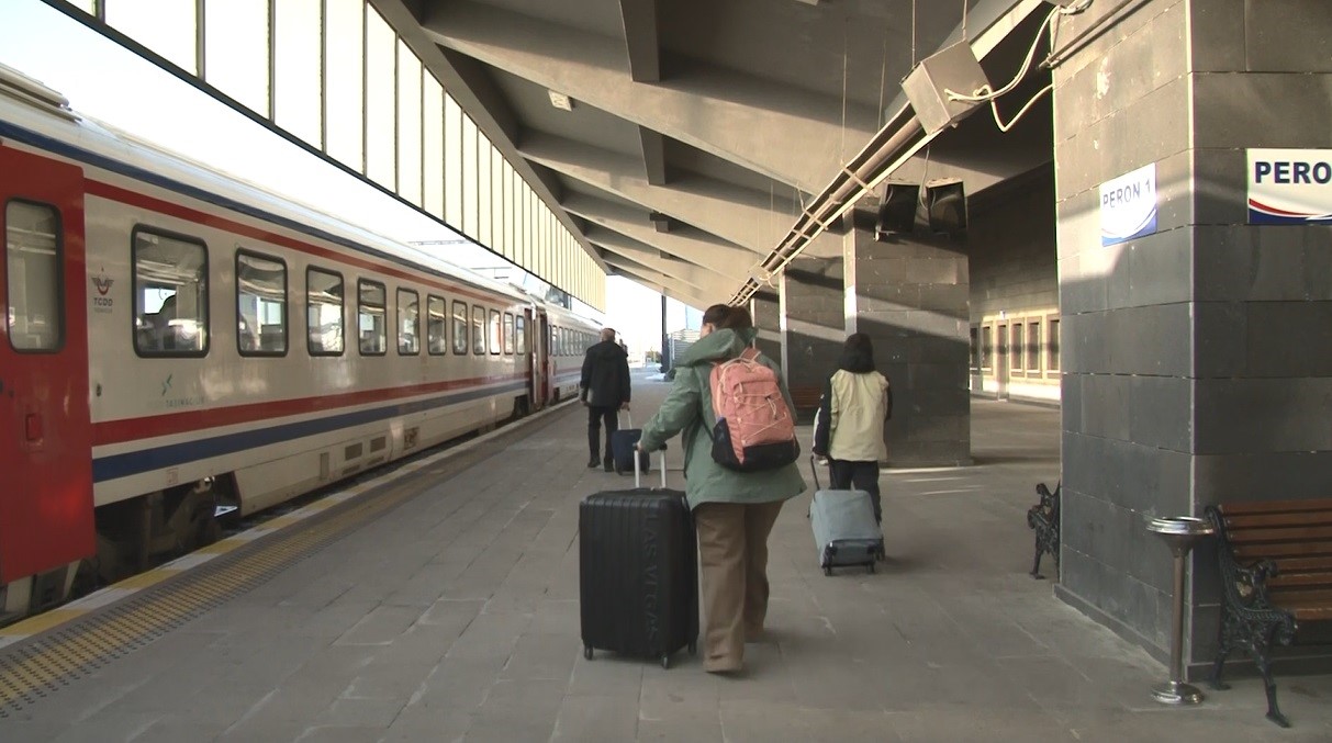 Kars’ta Doğu Ekspresi’ne yoğun ilgi: Vatandaşlar bayram tatili için masalsı yolculuğu tercih ediyor
