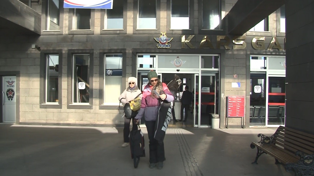 Kars’ta Doğu Ekspresi’ne yoğun ilgi: Vatandaşlar bayram tatili için masalsı yolculuğu tercih ediyor
