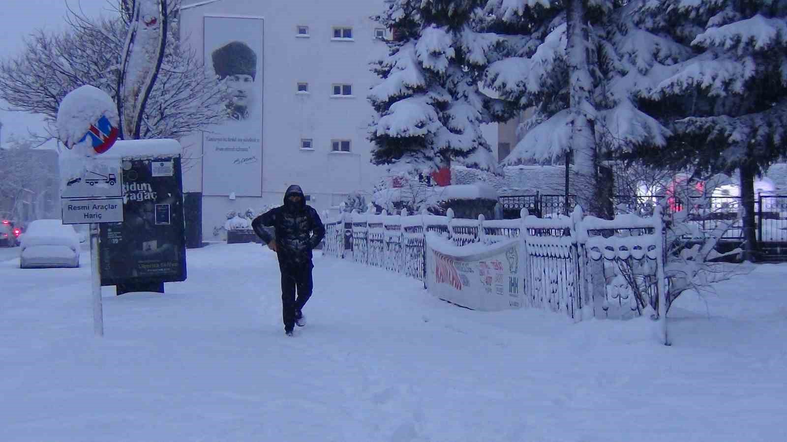 Kars’ta eğitime kar engeli: 40 santimetre kar yağdı!
