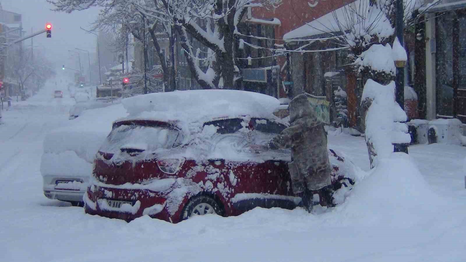 Kars’ta eğitime kar engeli: 40 santimetre kar yağdı!

