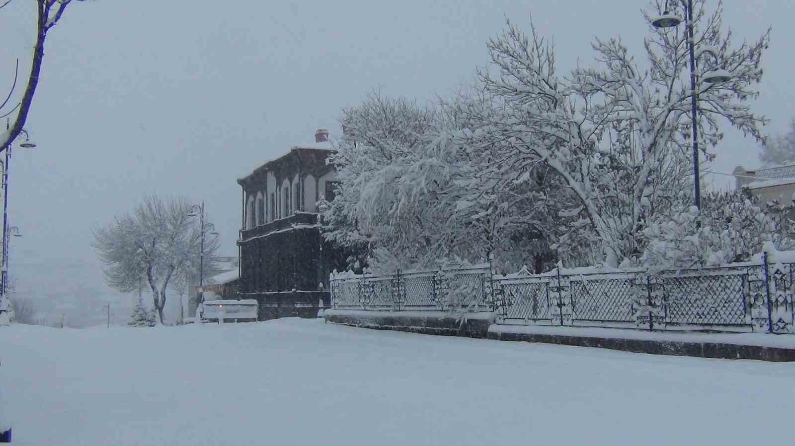 Kars’ta eğitime kar engeli: 40 santimetre kar yağdı!
