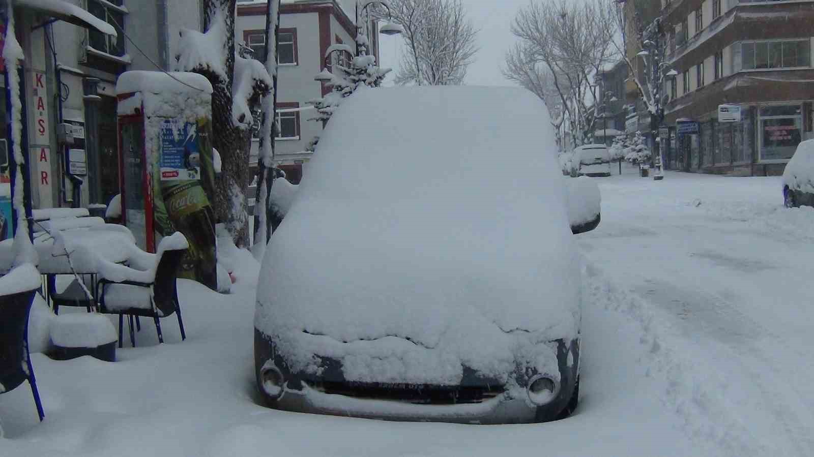 Kars’ta eğitime kar engeli: 40 santimetre kar yağdı!
