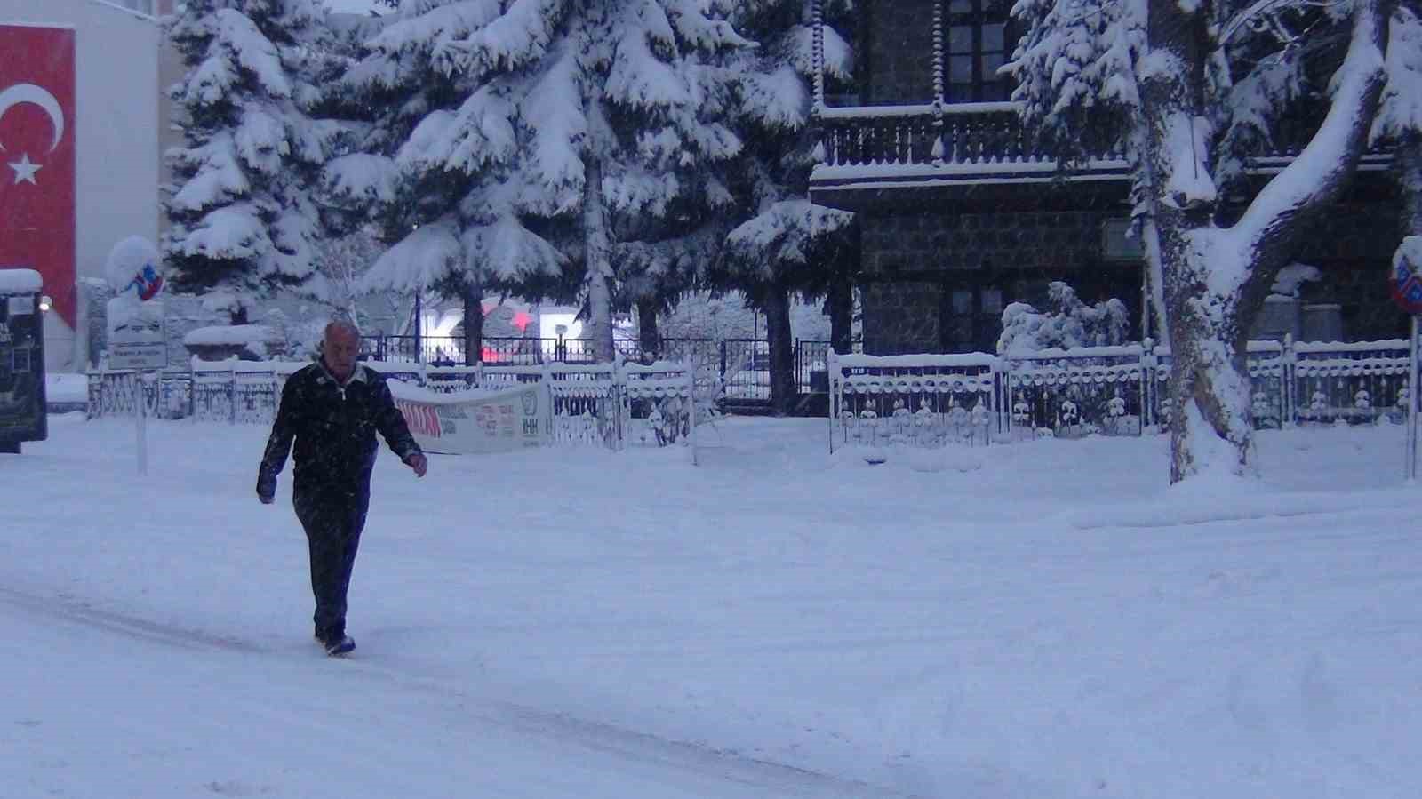 Kars’ta eğitime kar engeli: 40 santimetre kar yağdı!
