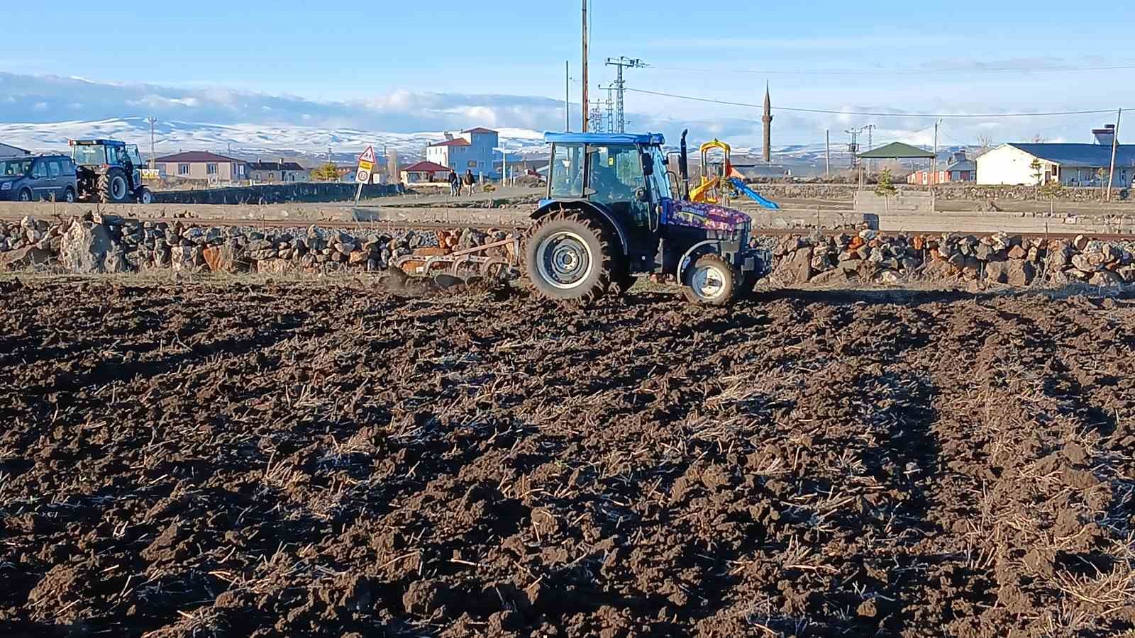 Kars’ta ekin sezonu başladı: Çiftçiler tarlaya indi
