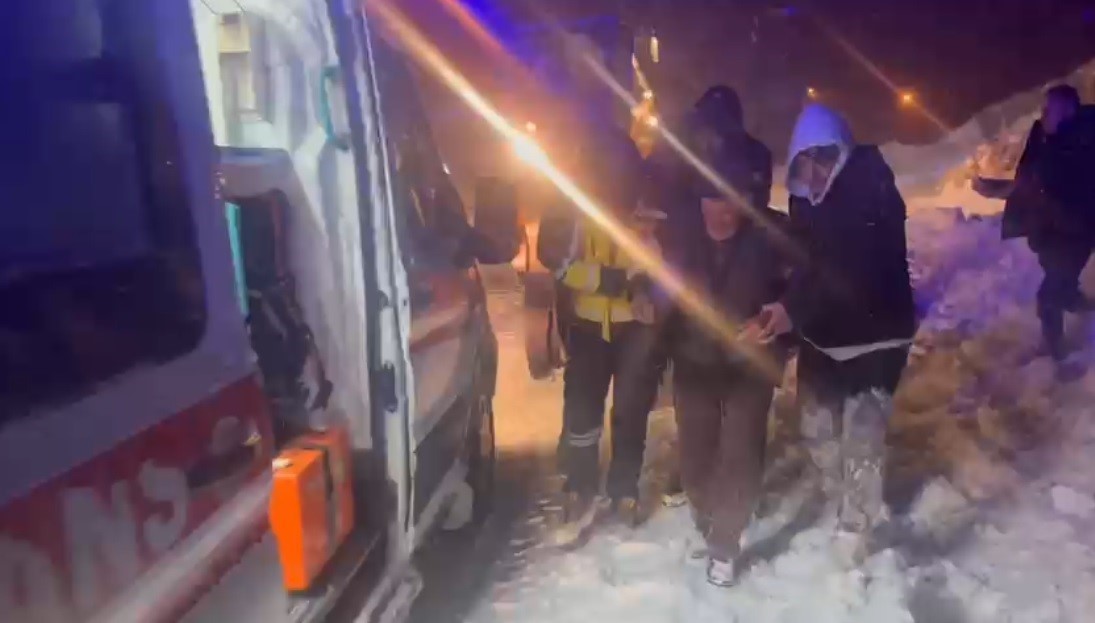 Kars’ta ekipler kar engelini aşarak hasta vatandaşa ulaştı
