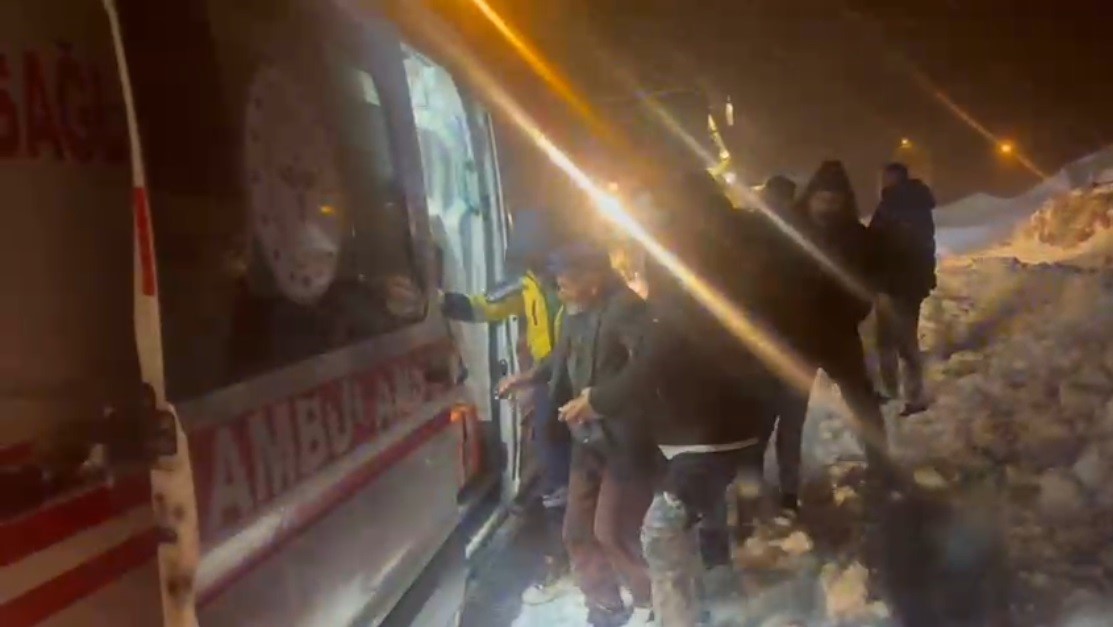 Kars’ta ekipler kar engelini aşarak hasta vatandaşa ulaştı
