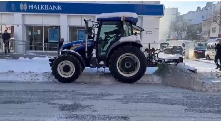 Karsta esnaf karla mücadeleye satış yaptığı traktörlerle destek verdi
