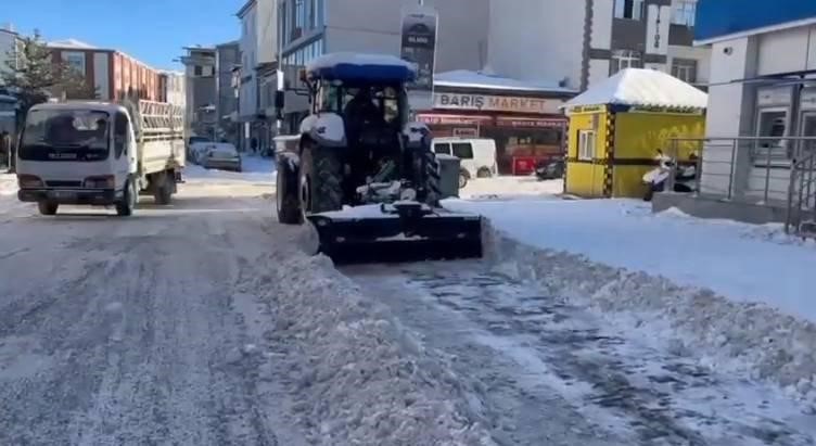 Karsta esnaf karla mücadeleye satış yaptığı traktörlerle destek verdi
