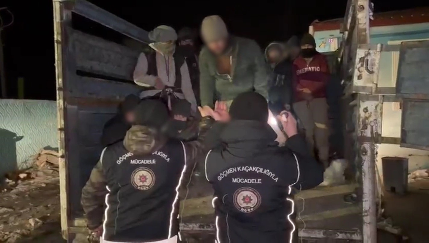 Kars’ta göçmen kaçakçılığı operasyonu: 19 düzensiz göçmen yakalandı
Kars’ta göçmen kaçakçılığı operasyonu: 19 düzensiz göçmen yakalandı