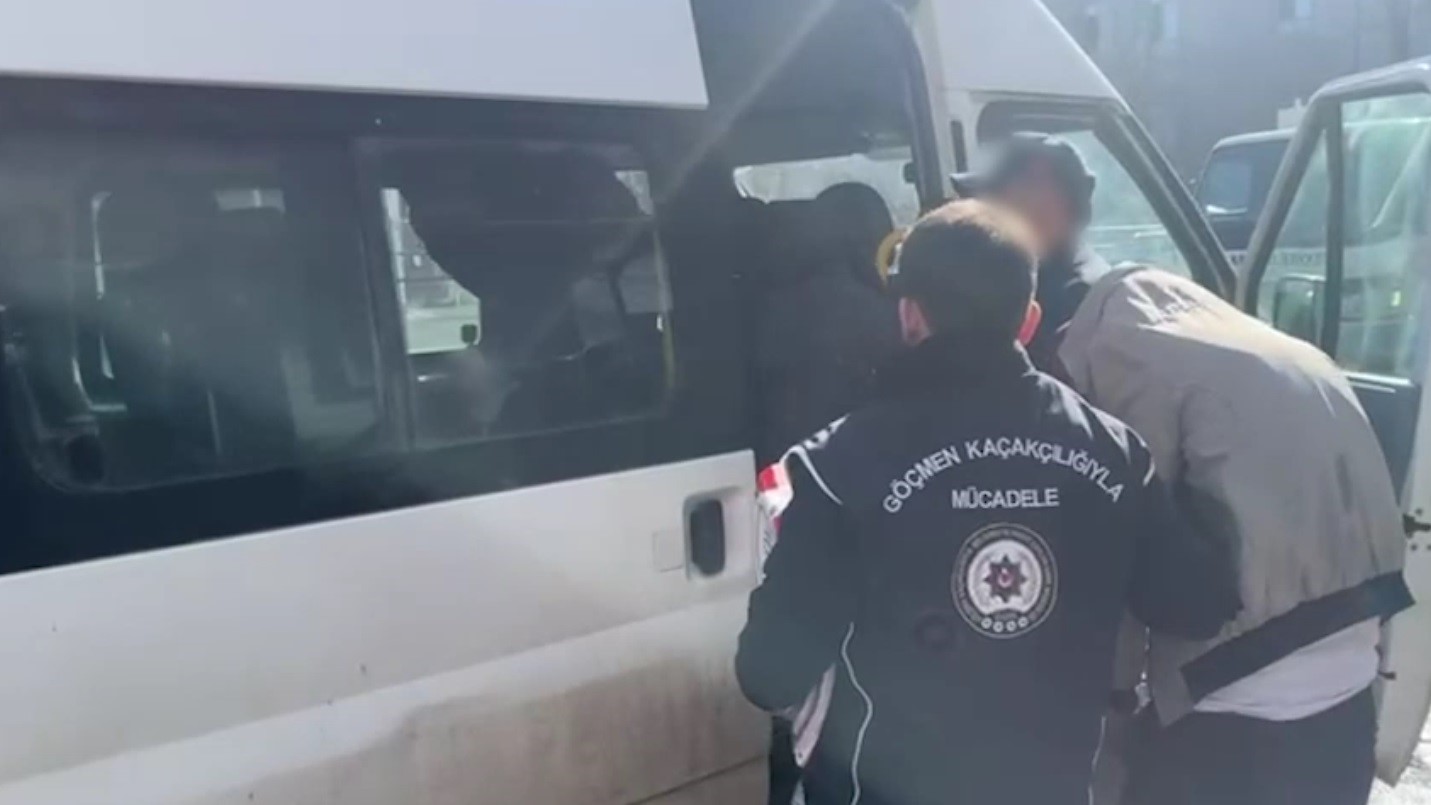 Kars’ta göçmen kaçakçılığı operasyonu: 19 düzensiz göçmen yakalandı
Kars’ta göçmen kaçakçılığı operasyonu: 19 düzensiz göçmen yakalandı