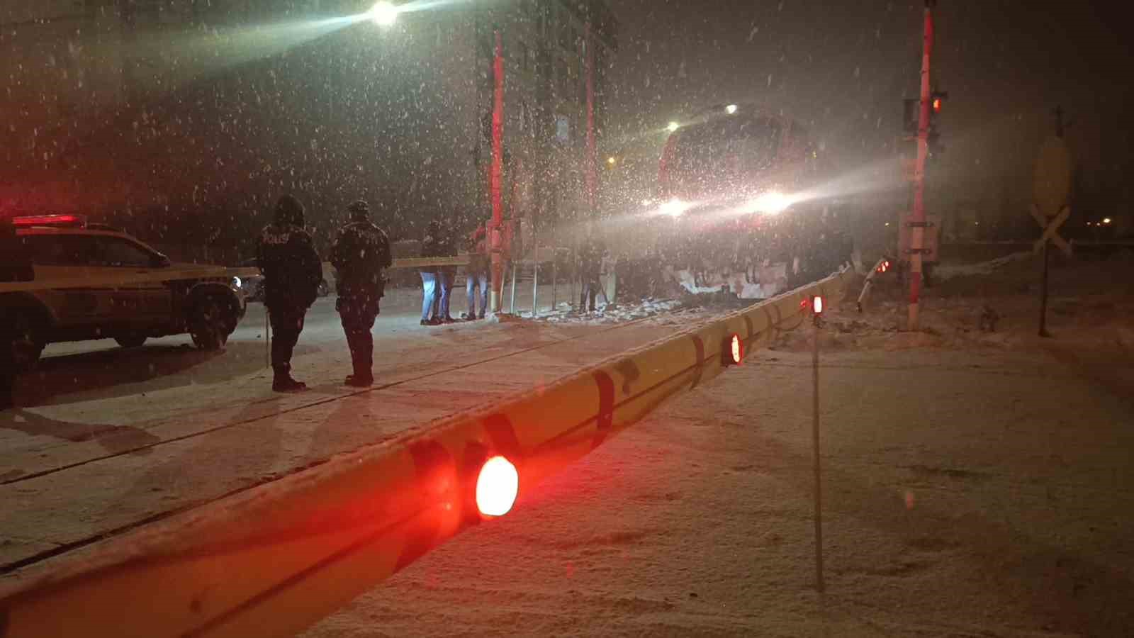 Kars’ta hemzemin geçitte lokomotifin çarptığı çocuk yaralandı
