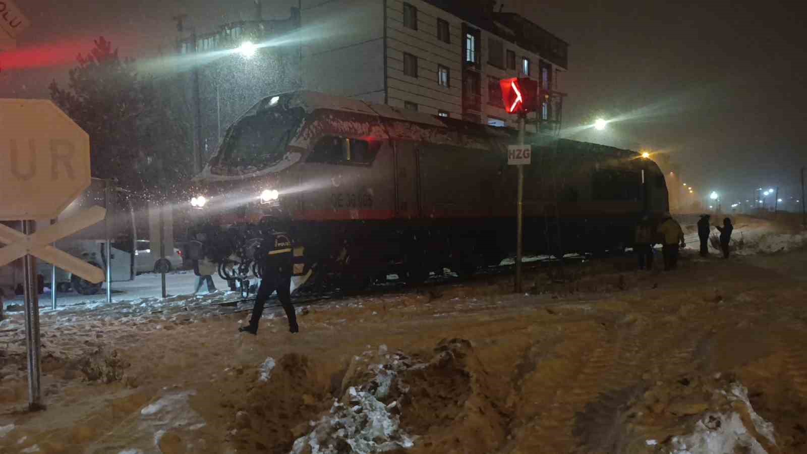 Kars’ta hemzemin geçitte lokomotifin çarptığı çocuk yaralandı
