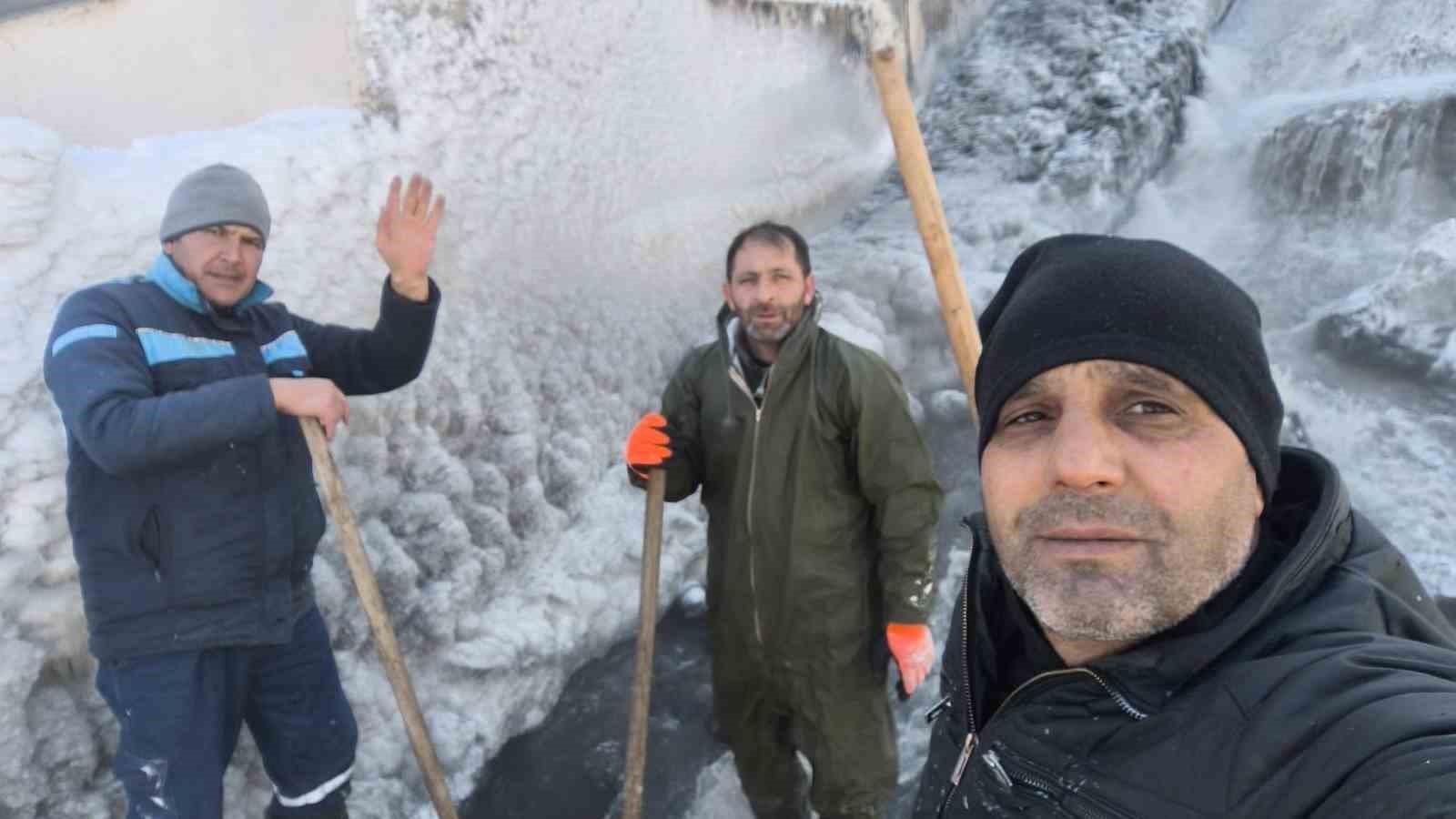 Kars’ta HES çalışanlarının eksi 30 derece soğukta ’buz kırma’ mesaisi
