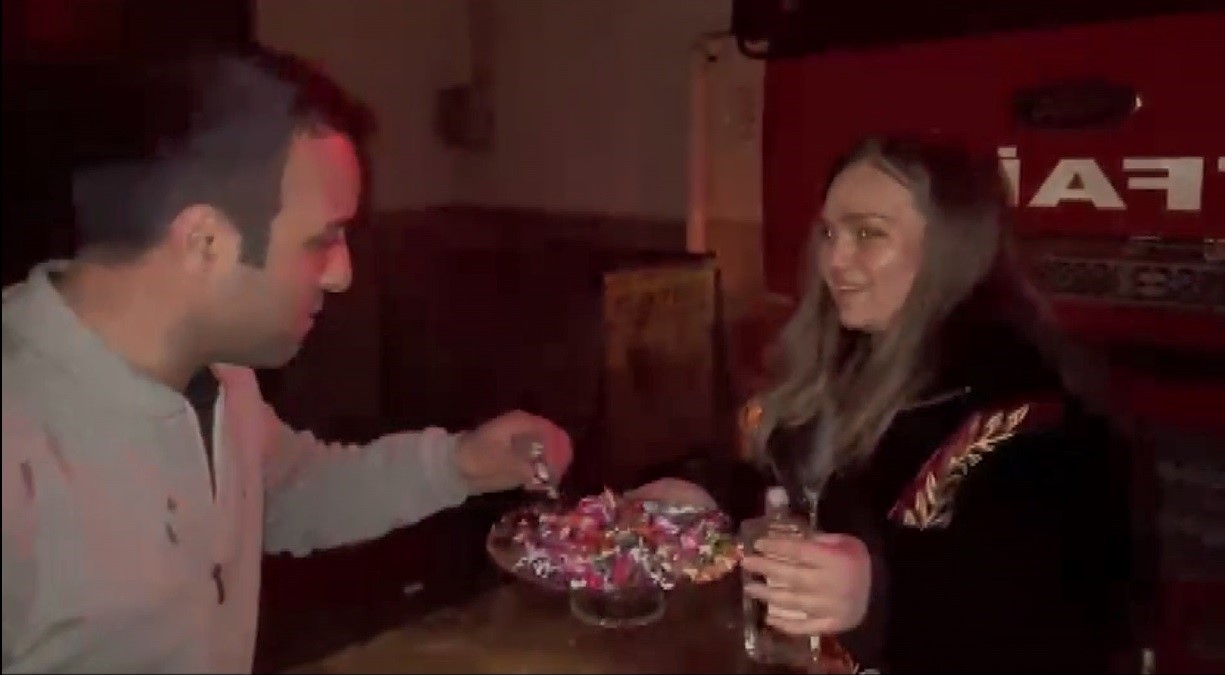 Kars’ta ilginç olay: Anahtar kapının üzerinde unutuldu, İtfaiye camdan girip kapıyı açtı
