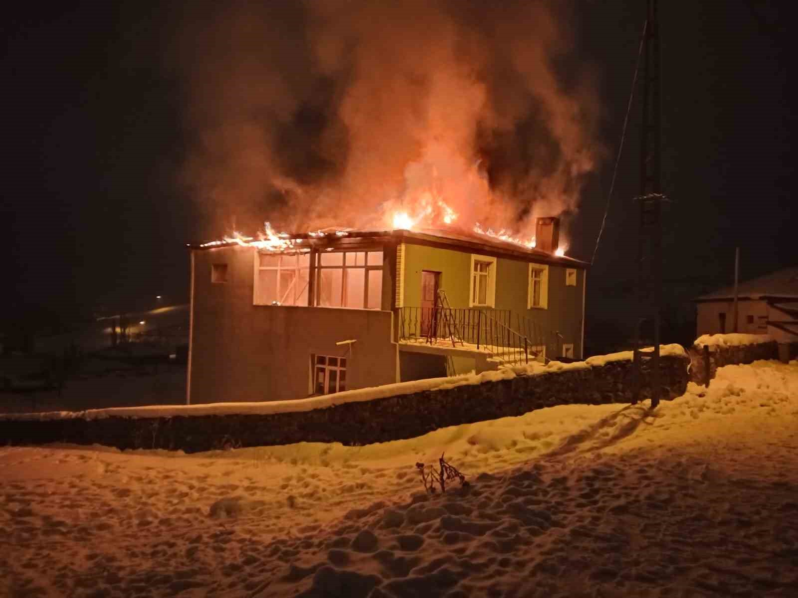 Kars’ta imam evi alev alev yandı
