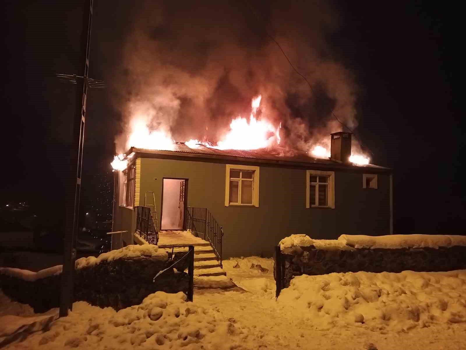 Kars’ta imam evi alev alev yandı
