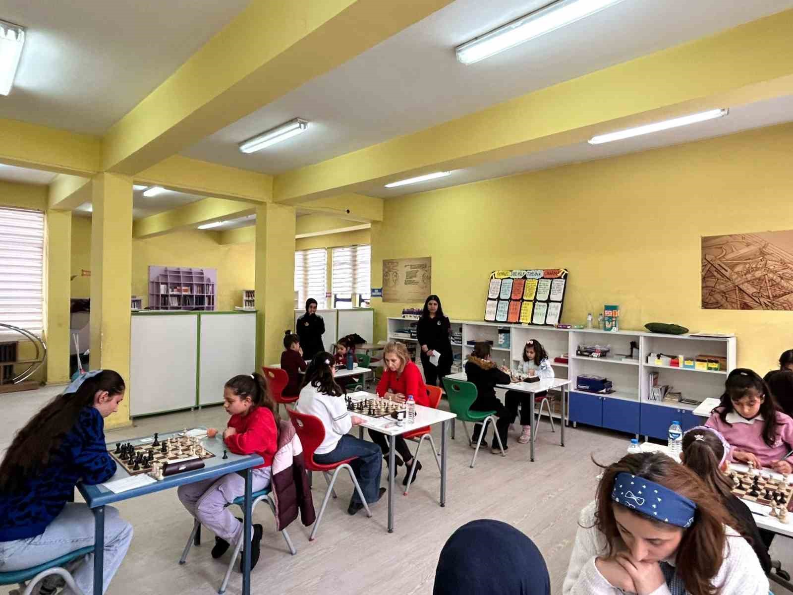 Kars’ta "Kadınlar Satranç İl Birinciliği Turnuvası" tamamlandı
