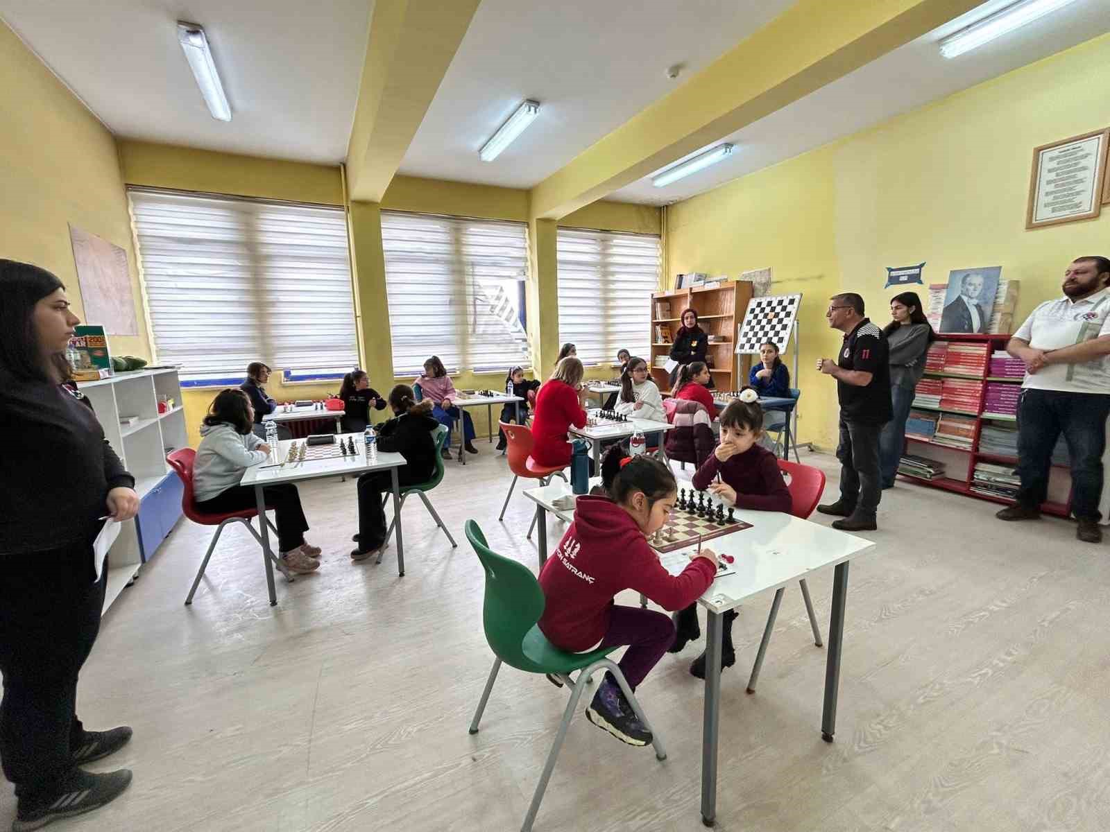 Kars’ta "Kadınlar Satranç İl Birinciliği Turnuvası" tamamlandı
