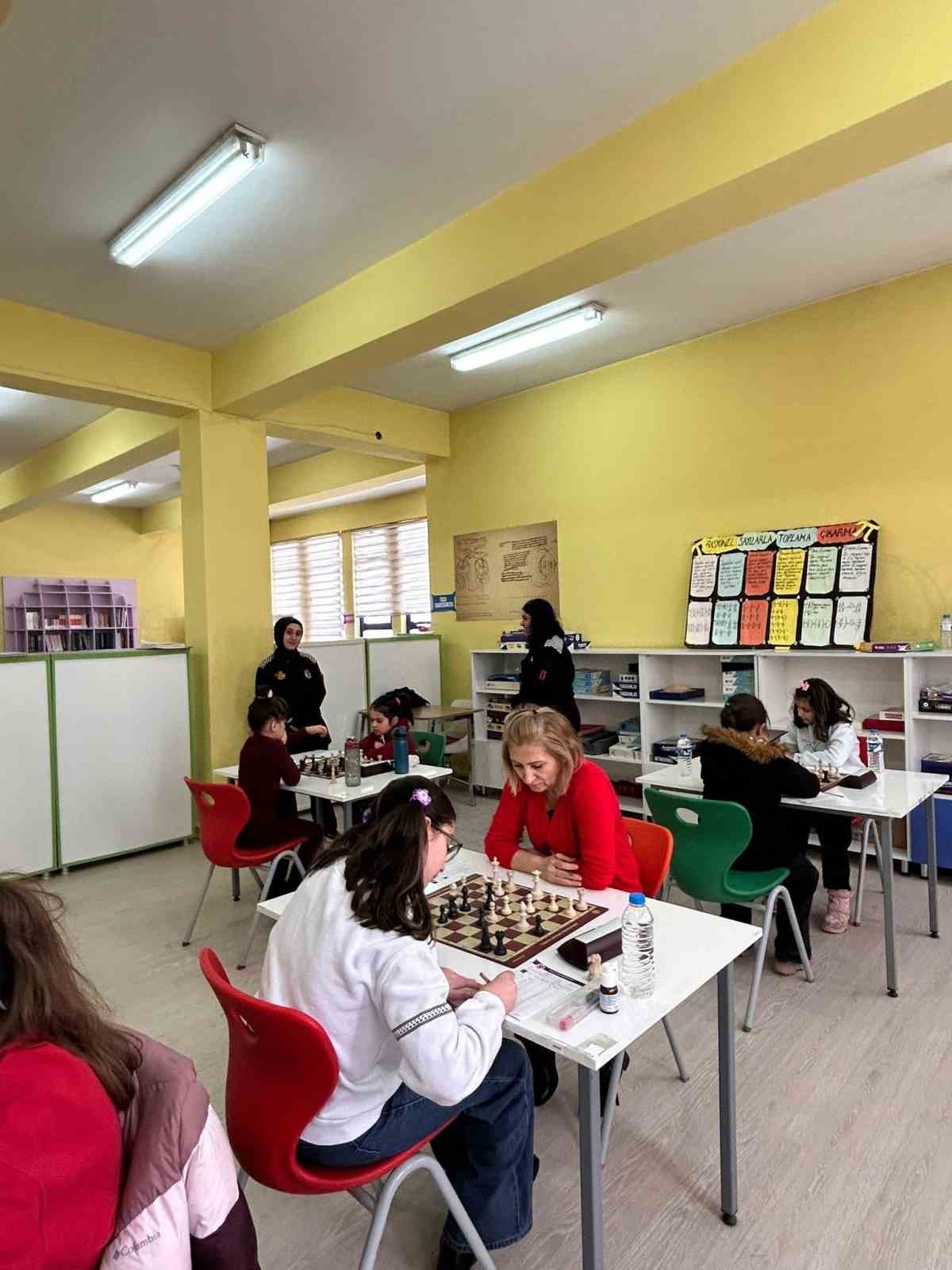 Kars’ta "Kadınlar Satranç İl Birinciliği Turnuvası" tamamlandı
