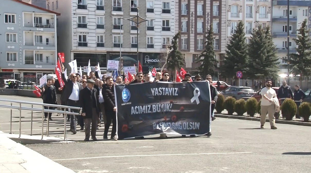 Kars’ta Kahramanmaraş’taki okul saldırısının acısı paylaşıldı: Gıyabi cenaze namazı ve anlamlı yürüyüş
