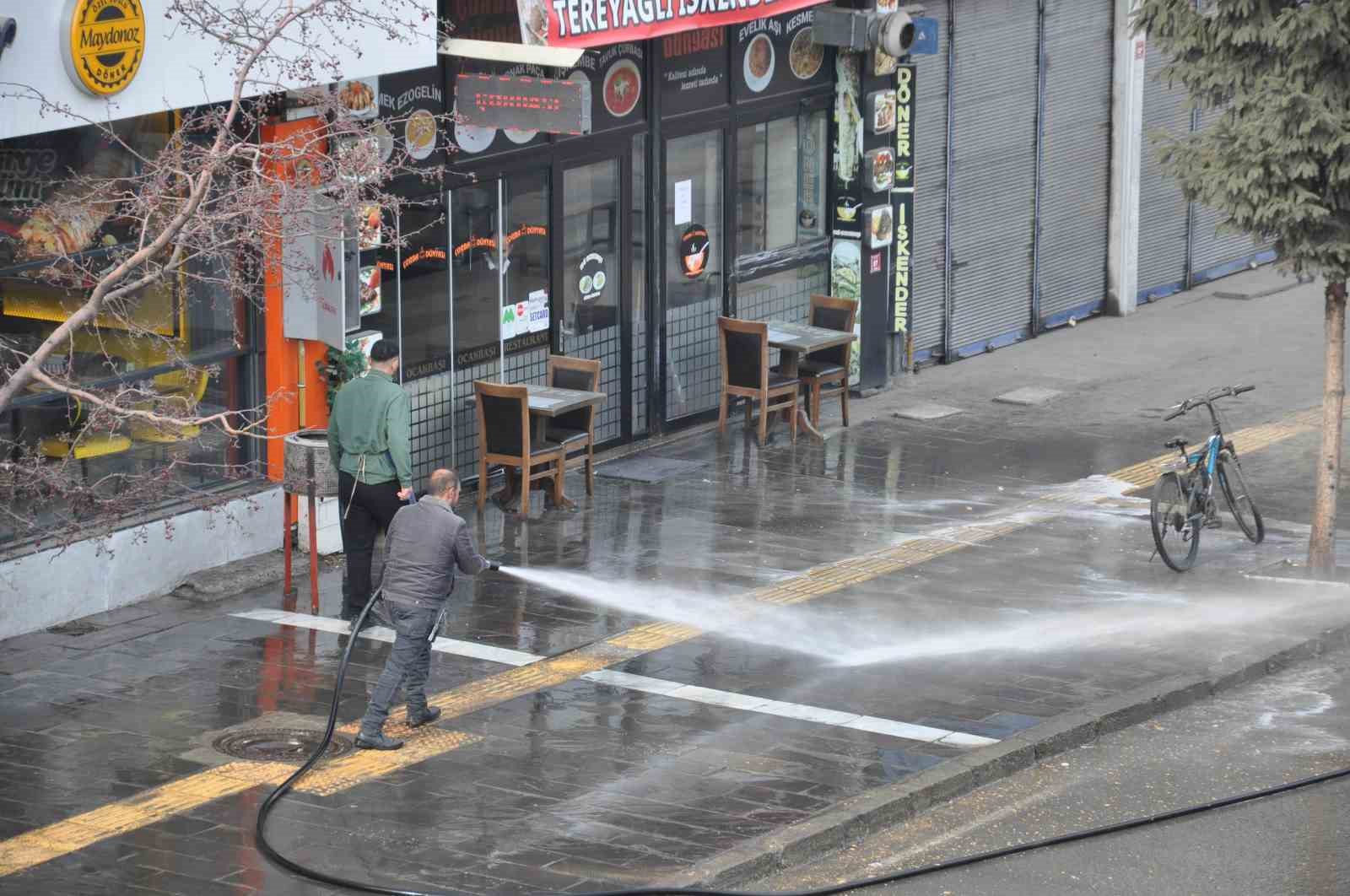 Kars’ta kaldırımlar tazyikli suyla yıkanıyor
Kars’ta kaldırımlar tazyikli suyla yıkanıyor