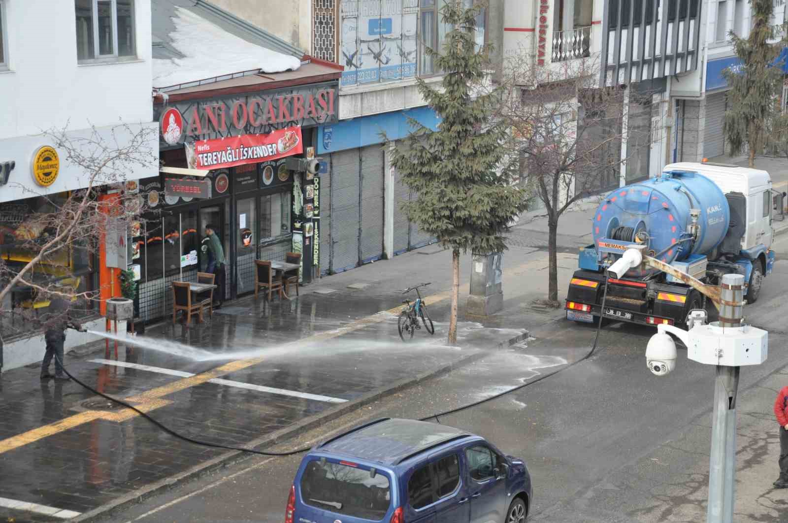 Kars’ta kaldırımlar tazyikli suyla yıkanıyor
Kars’ta kaldırımlar tazyikli suyla yıkanıyor