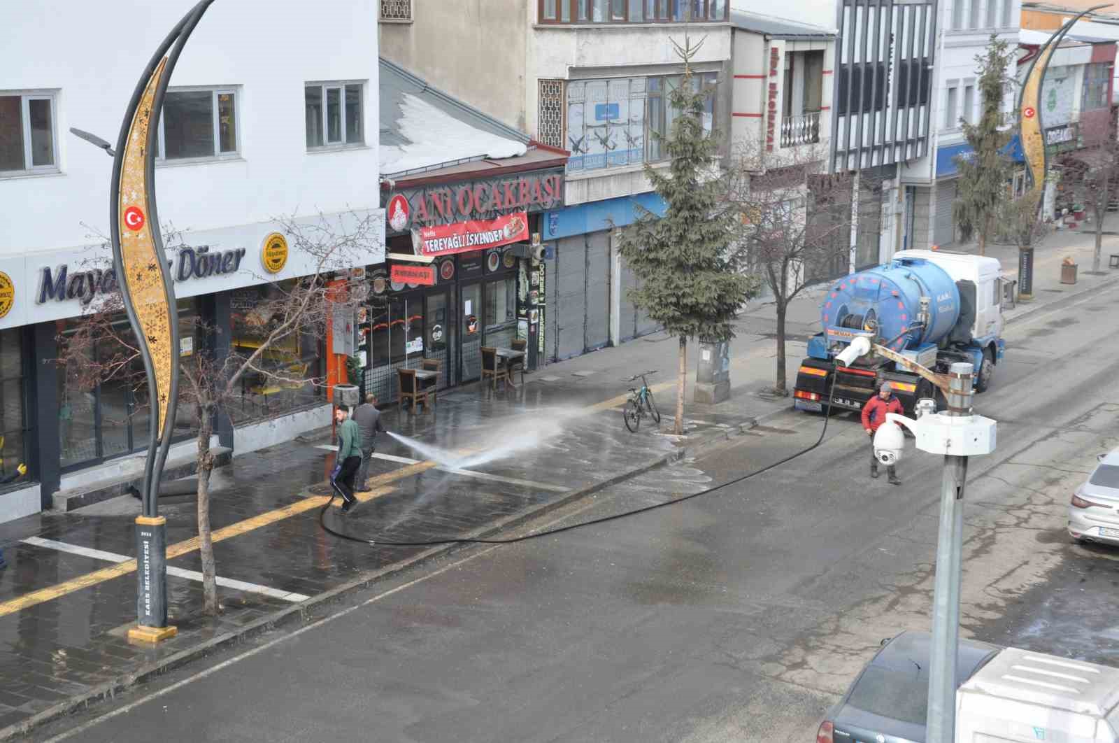 Kars’ta kaldırımlar tazyikli suyla yıkanıyor
Kars’ta kaldırımlar tazyikli suyla yıkanıyor