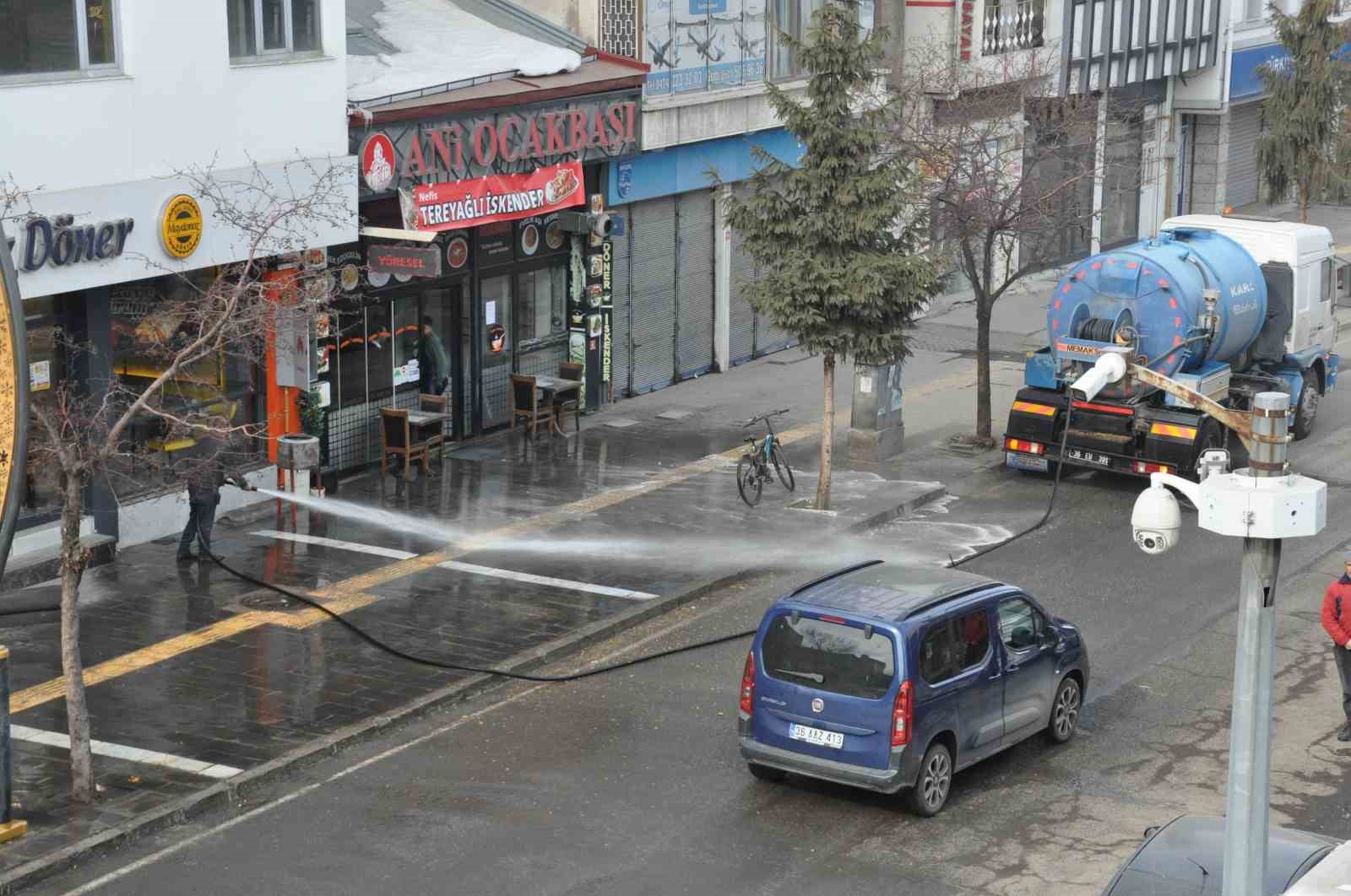 Kars’ta kaldırımlar tazyikli suyla yıkanıyor
Kars’ta kaldırımlar tazyikli suyla yıkanıyor