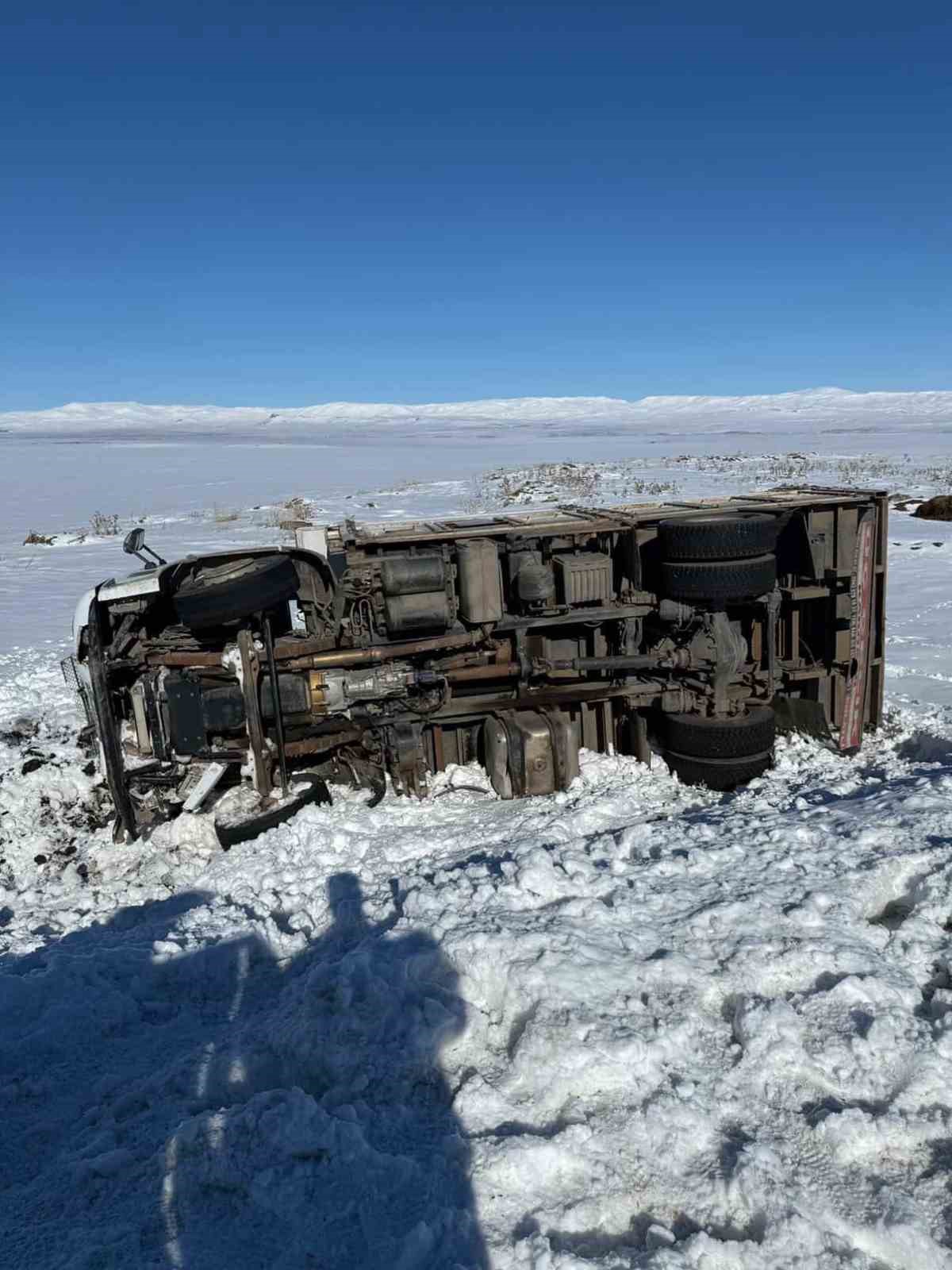 Kars’ta kamyon şarampole devrildi: 1 yaralı
