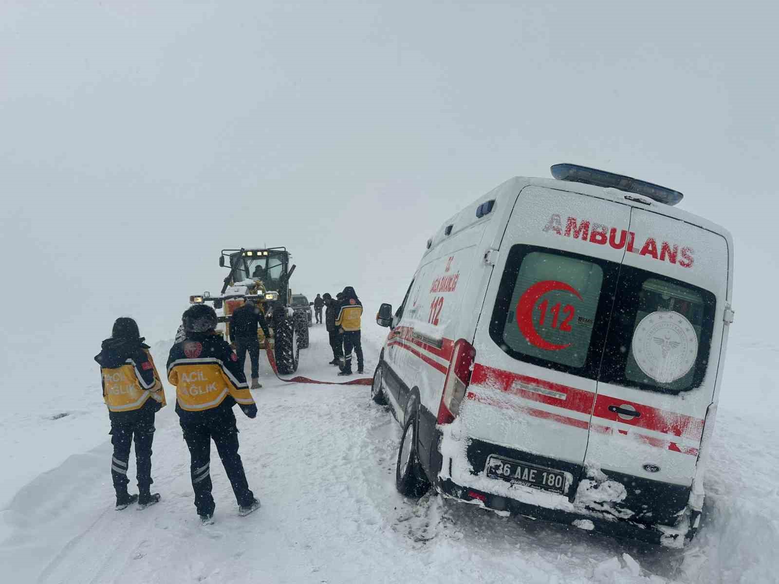 Kars’ta kar esareti: Karda mahsur kalan ambulansların imdadına özel idare yetişti
