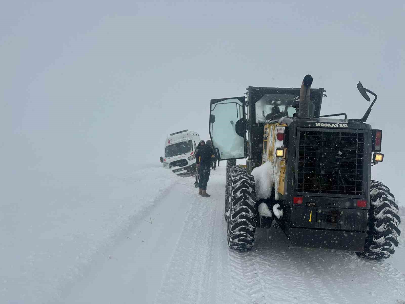 Kars’ta kar esareti: Karda mahsur kalan ambulansların imdadına özel idare yetişti
