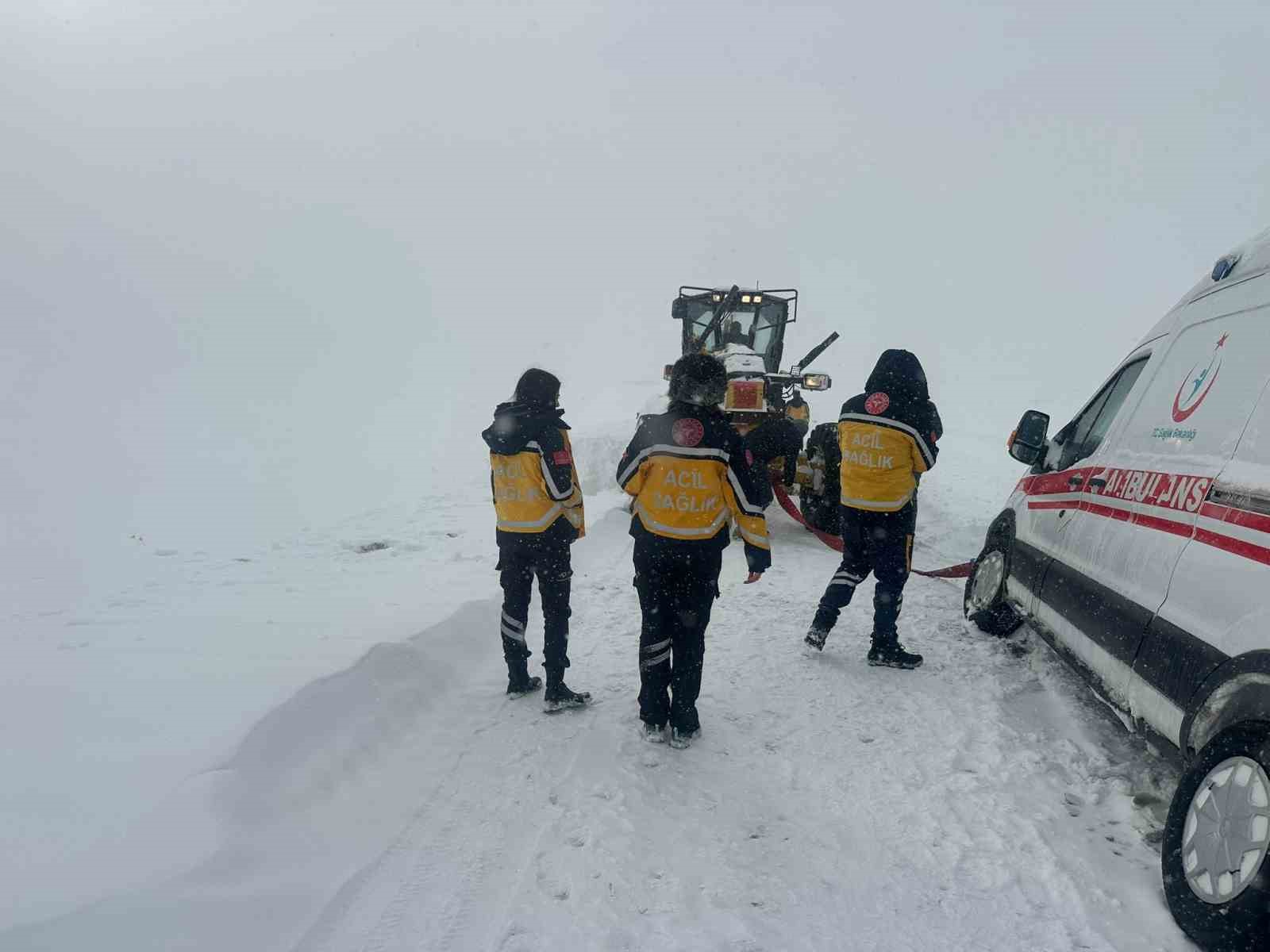Kars’ta kar esareti: Karda mahsur kalan ambulansların imdadına özel idare yetişti
