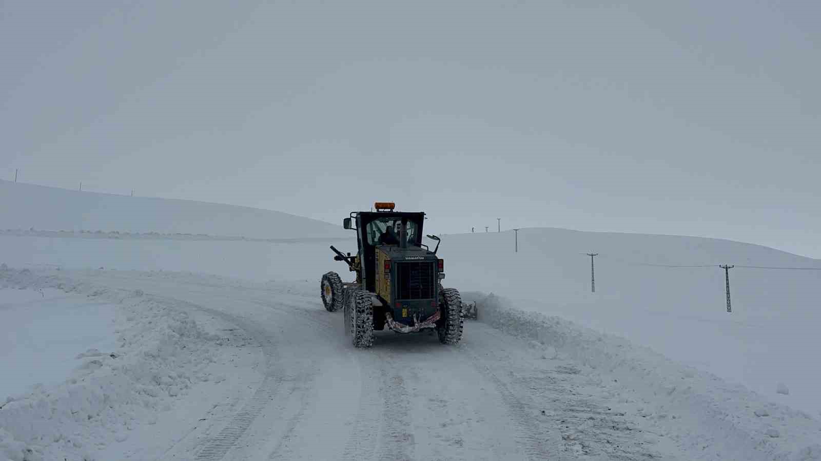 Kars’ta kar kaplanlarının 2 bin 100 rakımda zorlu mesaisi
