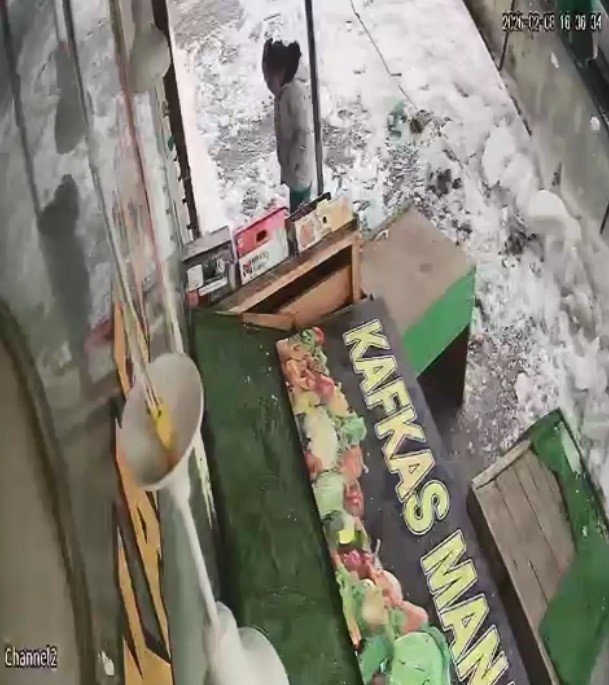 Kars’ta kar kütlesinden şans eseri kurtuldu
