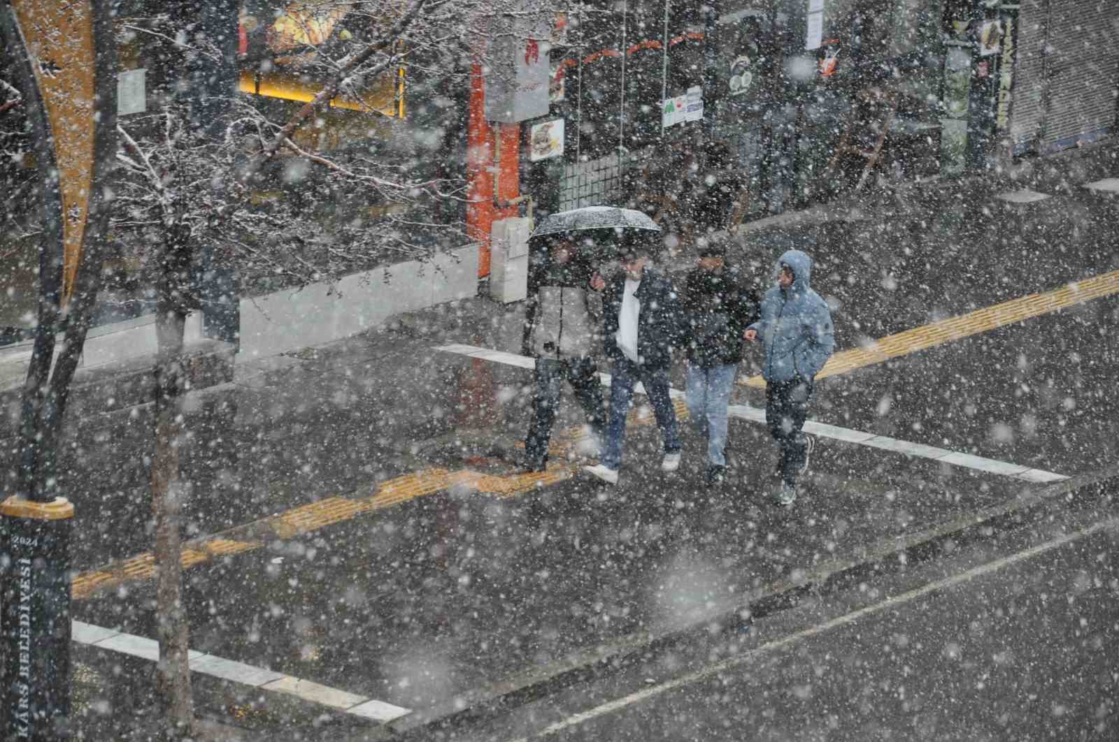 Kars’ta kar ve tipi: 33 köy yolu ulaşıma kapandı
