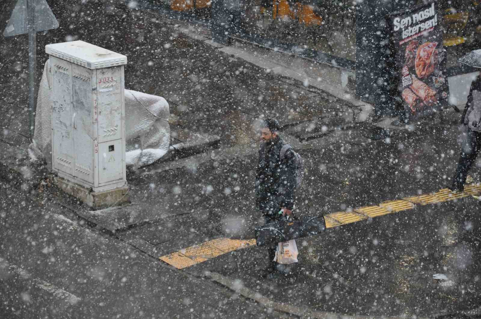 Kars’ta kar ve tipi: 33 köy yolu ulaşıma kapandı
