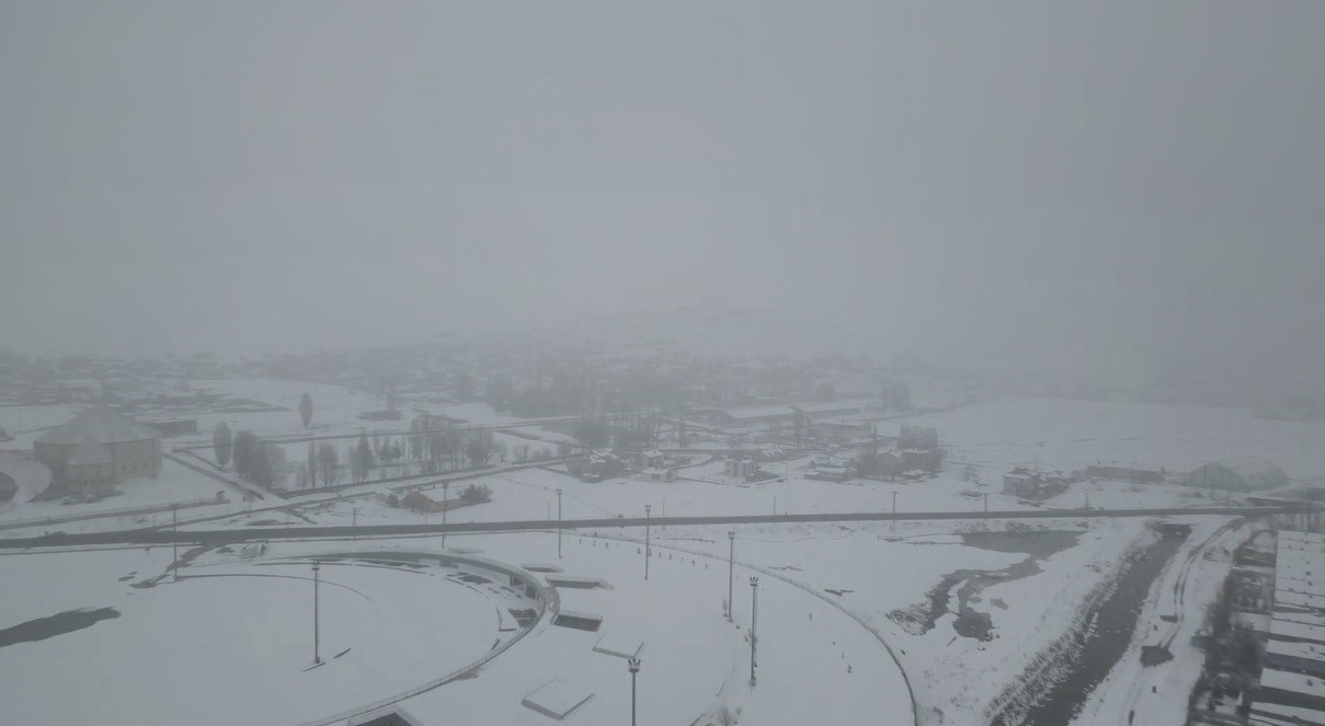 Kars’ta kar ve tipi: 33 köy yolu ulaşıma kapandı
