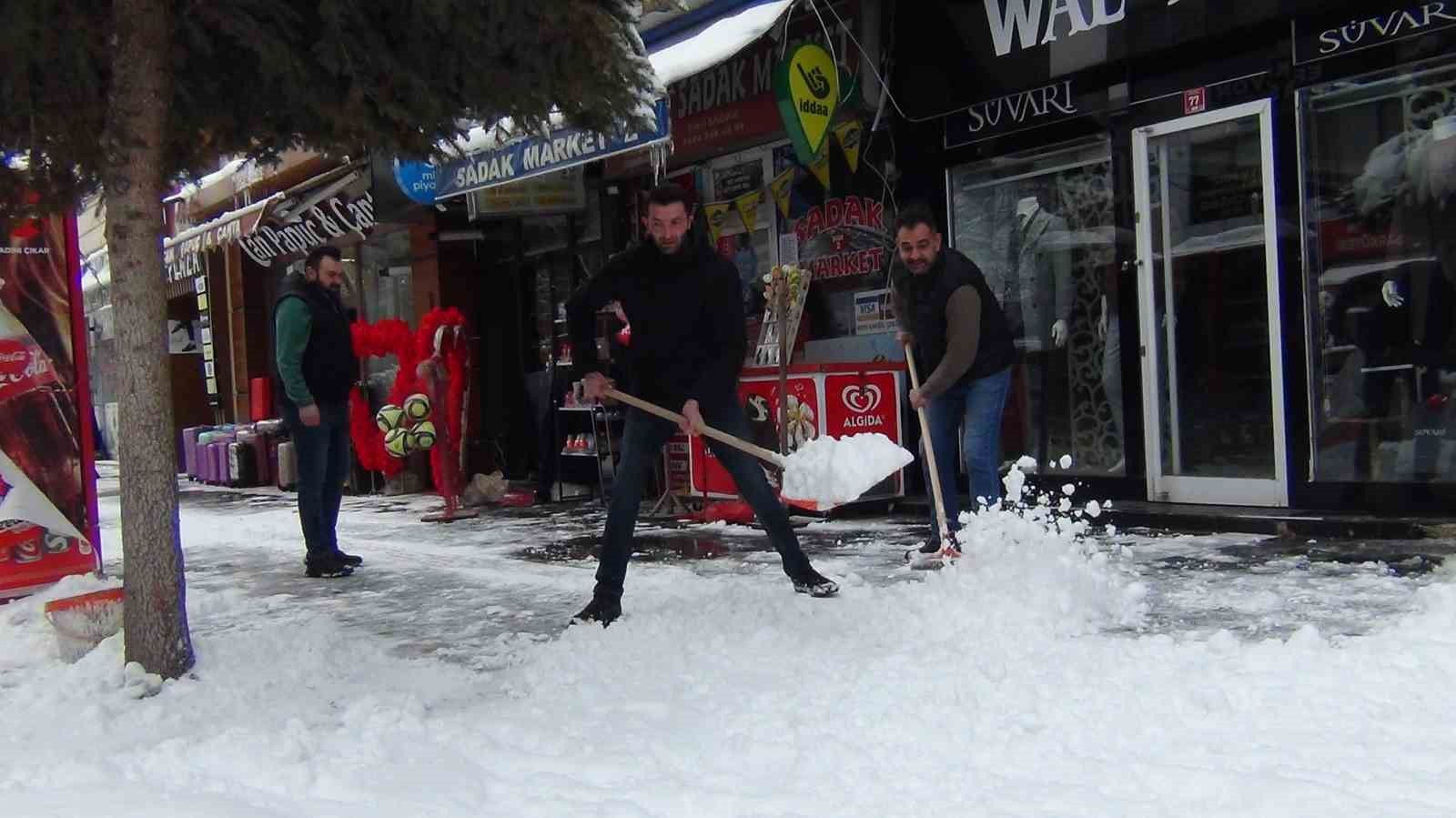 Kars’ta kar ve tipi geçit vermiyor: 52 köy yolu ulaşıma kapandı

