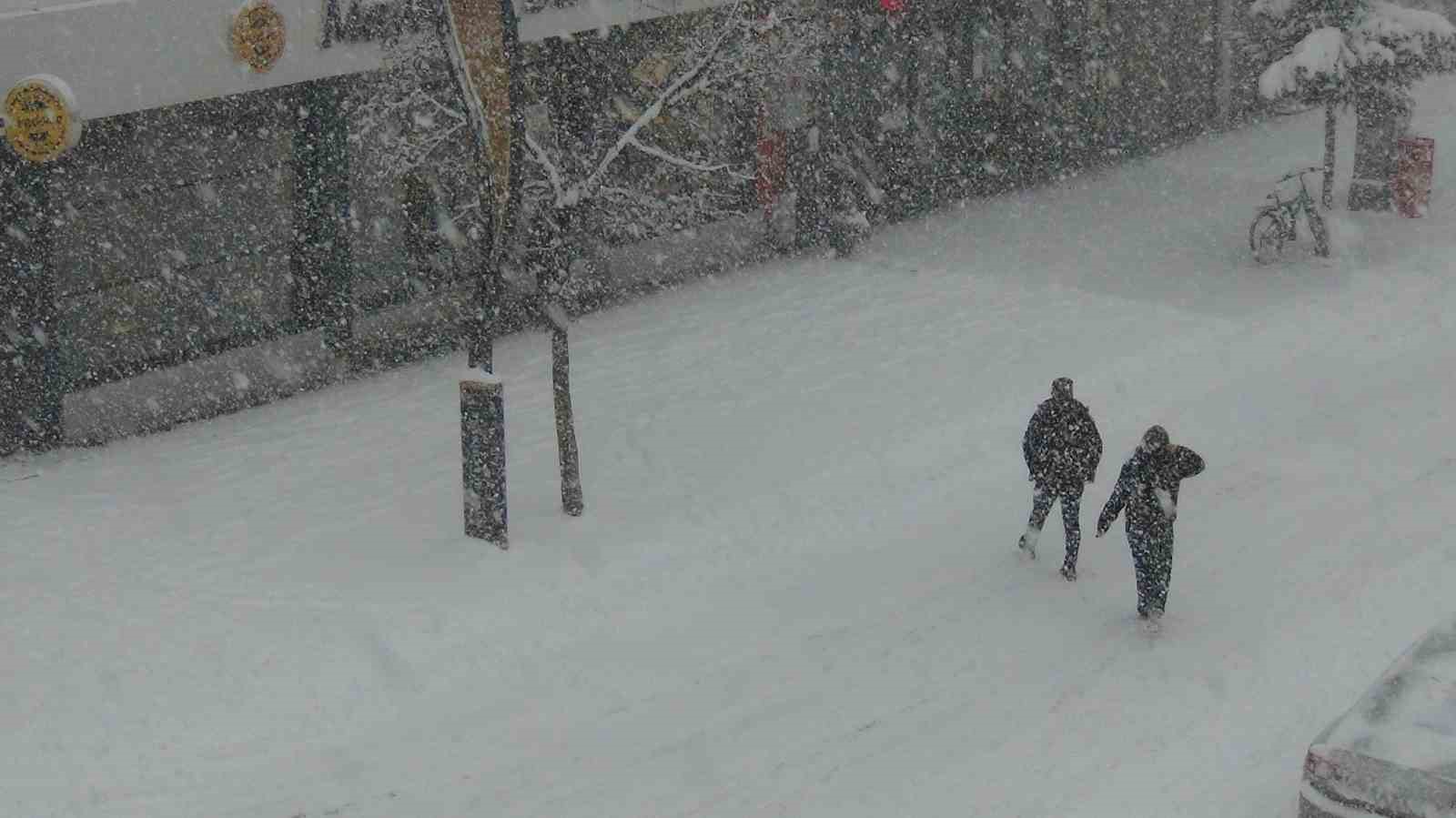 Kars’ta kar ve tipi geçit vermiyor: 52 köy yolu ulaşıma kapandı
